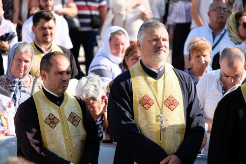 Zi de luminată cinstire a Sfântului Ocrotitor al Bucureștilor la un sfert de mileniu de la venirea cinstitelor sale moaște în Capitală Poza 303032