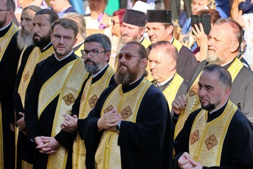 Zi de luminată cinstire a Sfântului Ocrotitor al Bucureștilor la un sfert de mileniu de la venirea cinstitelor sale moaște în Capitală Poza 303033