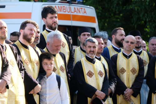 Zi de luminată cinstire a Sfântului Ocrotitor al Bucureștilor la un sfert de mileniu de la venirea cinstitelor sale moaște în Capitală Poza 303037