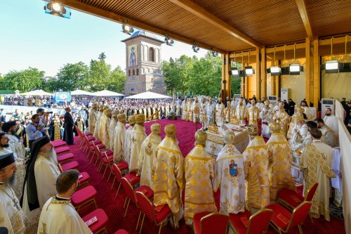 Zi de luminată cinstire a Sfântului Ocrotitor al Bucureștilor la un sfert de mileniu de la venirea cinstitelor sale moaște în Capitală Poza 303112