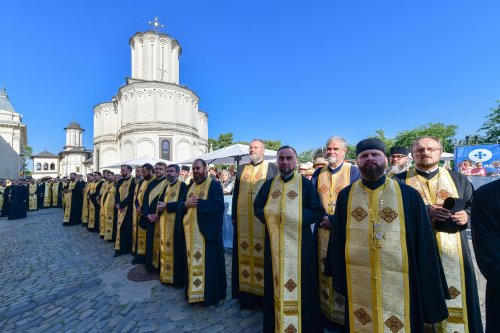 Zi de luminată cinstire a Sfântului Ocrotitor al Bucureștilor la un sfert de mileniu de la venirea cinstitelor sale moaște în Capitală Poza 303114