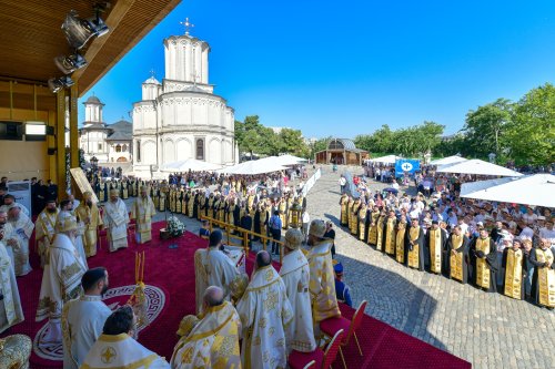 Zi de luminată cinstire a Sfântului Ocrotitor al Bucureștilor la un sfert de mileniu de la venirea cinstitelor sale moaște în Capitală Poza 303124
