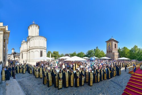 Zi de luminată cinstire a Sfântului Ocrotitor al Bucureștilor la un sfert de mileniu de la venirea cinstitelor sale moaște în Capitală Poza 303131
