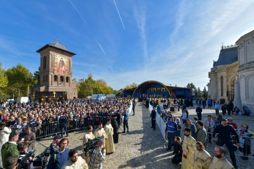 Pelerinajul la Cuviosul Dimitrie, răstimp de bucurie şi rugăciune Poza 301832