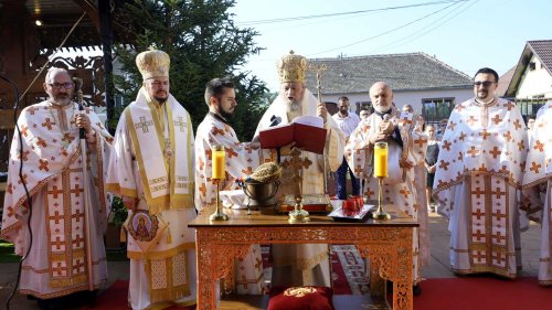 Doi arhierei au sfințit biserica din Hamba, județul Sibiu Poza 303290