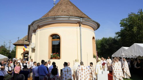 Doi arhierei au sfințit biserica din Hamba, județul Sibiu Poza 303291