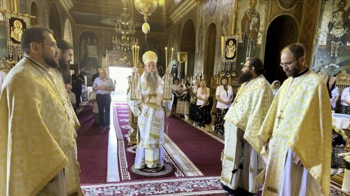 Slujire arhierească la Catedrala Episcopală din Miercurea Ciuc Poza 303470