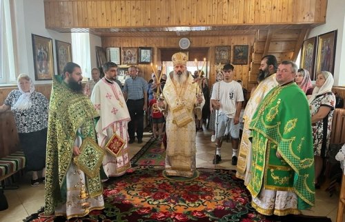 Slujbă arhierească în Parohia „Sfântul Serghie de Radonej” din Vărvăreuca, Floreşti Poza 303689