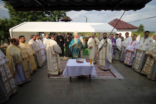 Resfințirea bisericii în Parohia Calapăru din Oltenia Poza 303972
