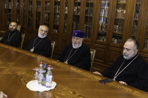 Vizită a delegației Patriarhiei Române la refugiaţii din Armenia Poza 304001