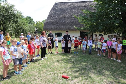 Binecuvântări arhiereşti pentru copii şi tineri, în Episcopia Maramureşului şi Sătmarului Poza 304094