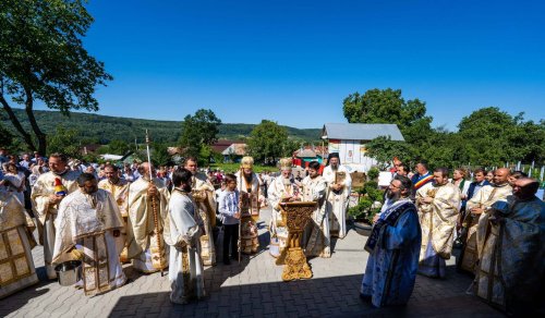 Doi ierarhi au sfințit biserica de lemn din Parohia Poienari Poza 304414