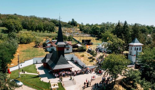 Doi ierarhi au sfințit biserica de lemn din Parohia Poienari Poza 304417