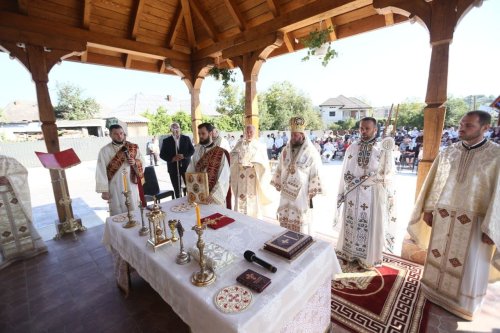 Slujire arhierească la Parohia Asuaju de Sus, Maramureş Poza 304399