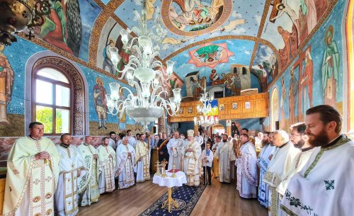 Slujire arhierească și binecuvântarea lucrărilor la biserica din Malin Poza 304498