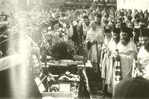 O fotografie cât o biografie - prohodirea Sfântului Cuvios Paisie Olaru de la Sihăstria Poza 304657