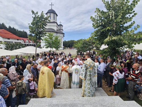 Hramul Mănăstirii Piatra Craiului, judeţul Cluj Poza 305019