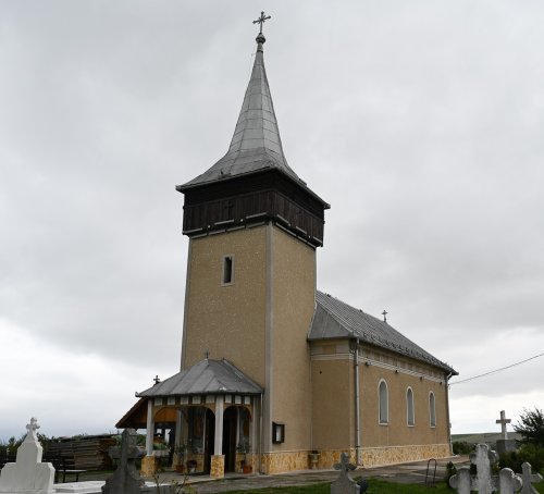 Liturghie arhierească în Parohia Cristur, Hunedoara Poza 305015