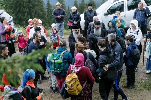 Sute de credincioși uniţi în rugăciune pe Muntele Ceahlău Poza 305130