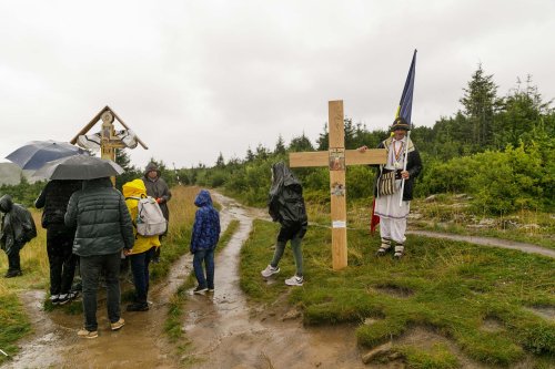 Sute de credincioși uniţi în rugăciune pe Muntele Ceahlău Poza 305135