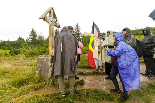 Sute de credincioși uniţi în rugăciune pe Muntele Ceahlău Poza 305138