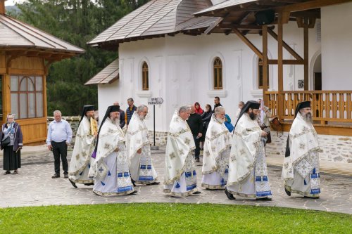 Sobor de ierarhi la hramul Mănăstirii Sihăstria Poza 305268