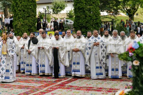 Sobor de ierarhi la hramul Mănăstirii Sihăstria Poza 305282