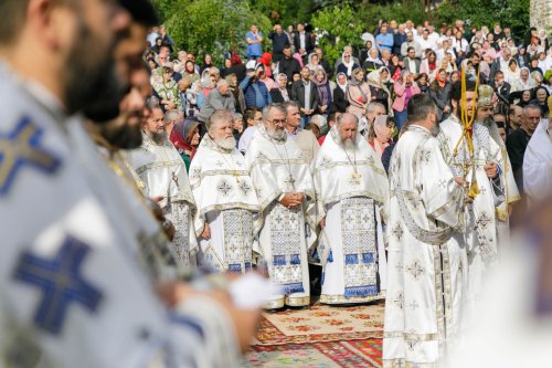 Sobor de ierarhi la hramul Mănăstirii Sihăstria Poza 305283