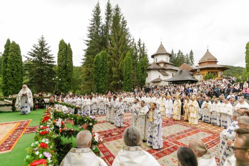 Sobor de ierarhi la hramul Mănăstirii Sihăstria Poza 305285