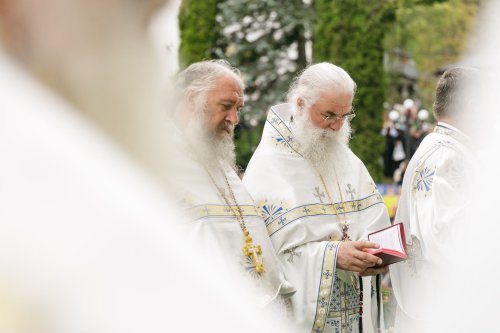 Sobor de ierarhi la hramul Mănăstirii Sihăstria Poza 305317