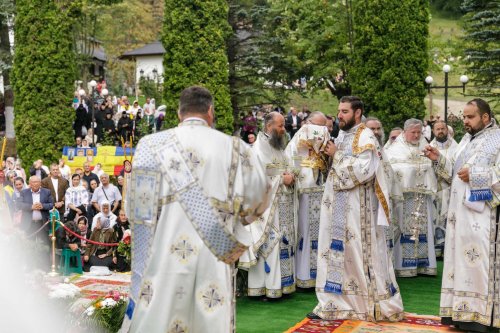 Sobor de ierarhi la hramul Mănăstirii Sihăstria Poza 305322