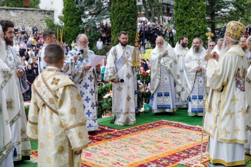 Sobor de ierarhi la hramul Mănăstirii Sihăstria Poza 305326