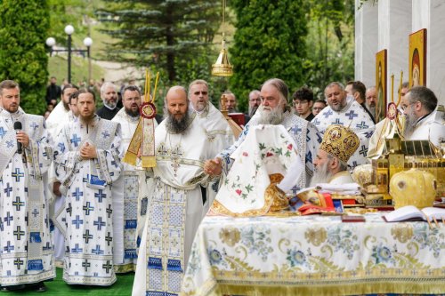 Sobor de ierarhi la hramul Mănăstirii Sihăstria Poza 305328