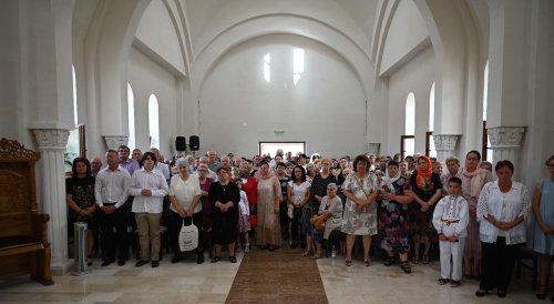 Dumnezeiască Liturghie în noua biserică a Parohiei Holod Poza 306510