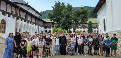 Excursie culturală în Bucovina pentru 50 de elevi buzoieni Poza 306536