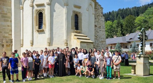 Excursie culturală în Bucovina pentru 50 de elevi buzoieni Poza 306537