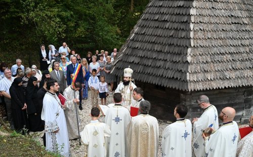 Slujirile ierarhilor hunedoreni în Duminica a 8-a după Rusalii Poza 306513