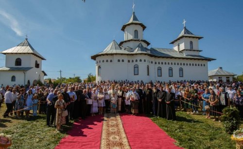 Veșmântul sfințeniei pentru o salbă de biserici din Moldova Poza 306808