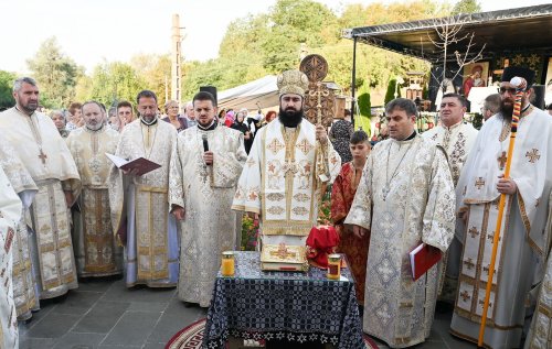 Sfinţiri de biserici în Episcopia Devei şi Hunedoarei Poza 306916