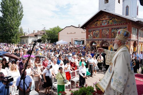 Biserica Parohiei „Izvorul Tămăduirii” din municipiul Târgoviște a fost sfințită Poza 307414