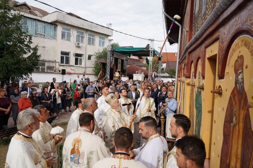 Biserica Parohiei „Izvorul Tămăduirii” din municipiul Târgoviște a fost sfințită Poza 307415