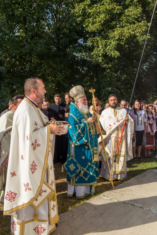 Veșmânt de har pentru biserica parohiei gorjene Costeni Poza 307429