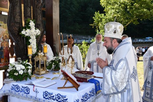 Sărbătoare la mănăstirea din orașul-stațiune Băile Herculane Poza 308050