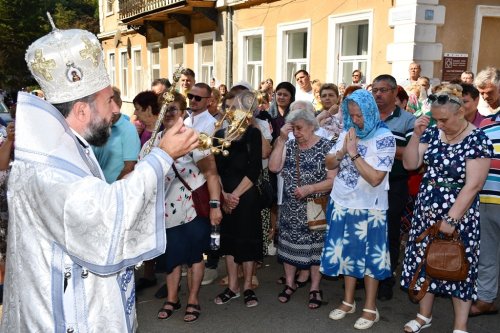 Sărbătoare la mănăstirea din orașul-stațiune Băile Herculane Poza 308051