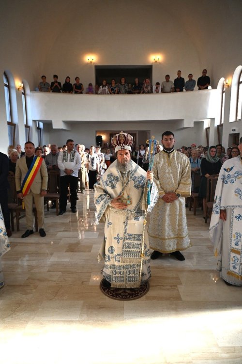 Prima Sfântă Liturghie pe Altarul bisericii noi din Parohia Vintere, Episcopia Oradiei Poza 308136