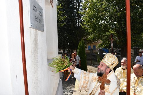 Slujire arhierească la 250 de ani de la construirea bisericii din Bogodinţ Poza 308150