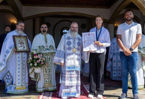 Crucea eparhială „Maria Costachi” oferită canotoarei Adriana Adam Poza 308197