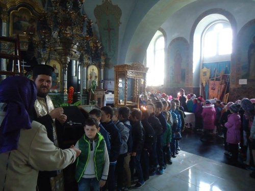 Biserica din Costuleni, laborator spiritual și cultural pentru elevi Poza 308362