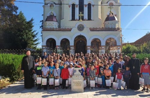 Proiectul „Ajută un copil să meargă la școală”, în cuprinsul Protopopiatului Tinca Poza 308446