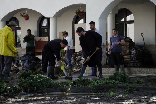 Arhiepiscopul Dunării de Jos în mijlocul sinistraților gălățeni Poza 308895